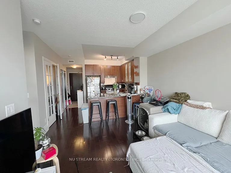 39 Upper Duke Cres #423 — Photo 8