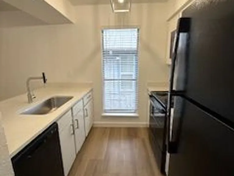 St. Edwards Place Apartments — Photo 21