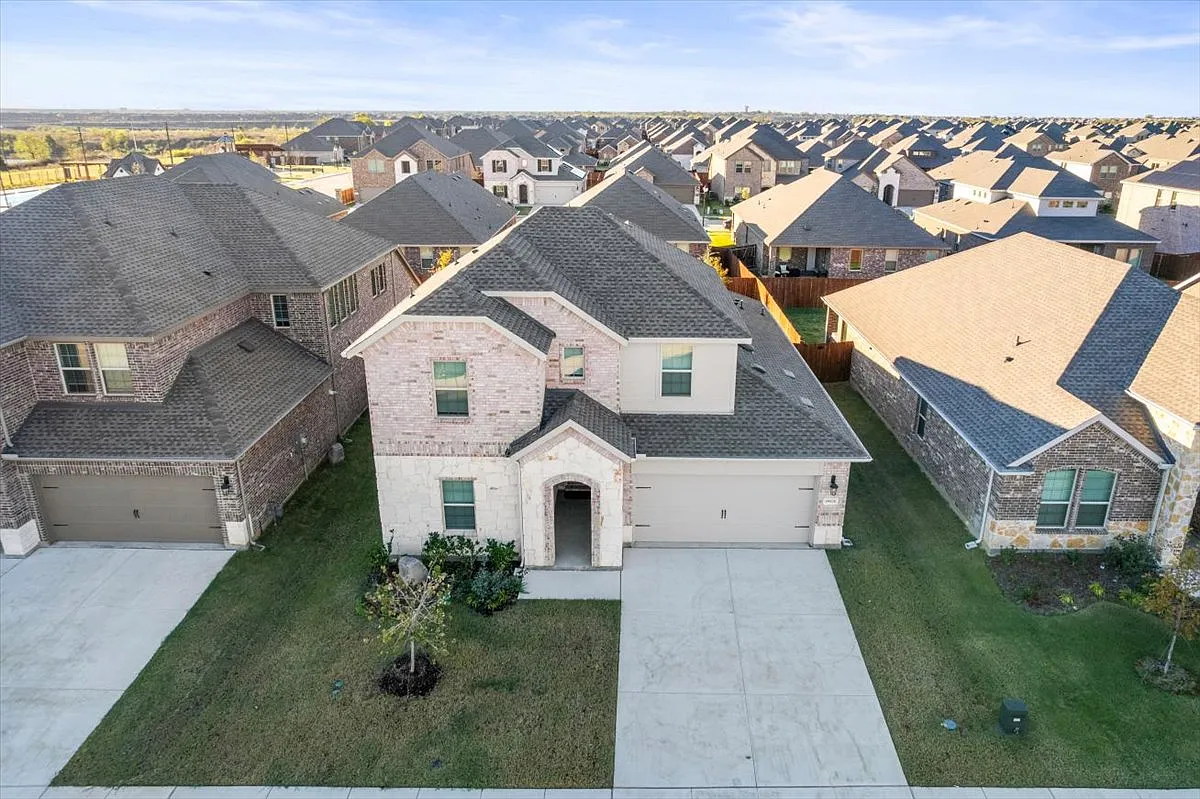 4 bed, $3,800 — Photo 2