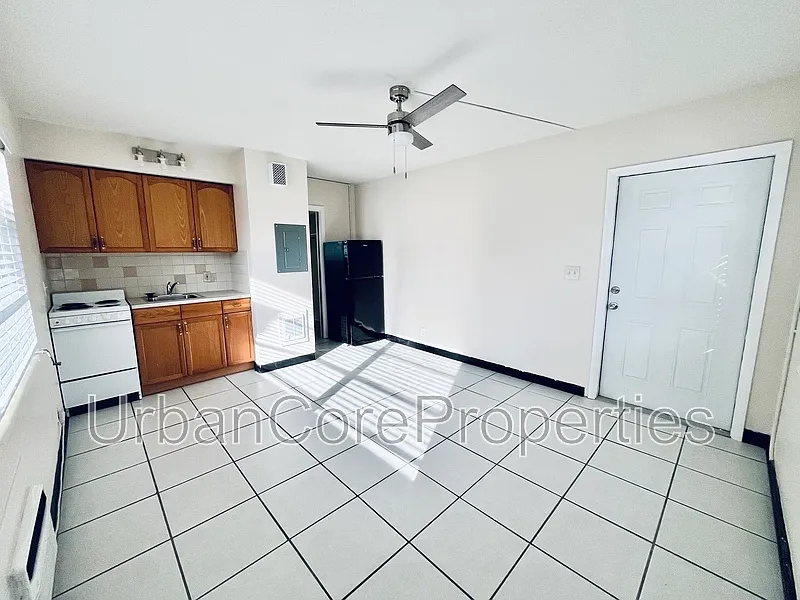 Studio, 1.0 bath, 260 sqft, $1,050 — Photo 3