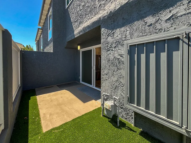 2118 Carnegie Ln — Photo 36