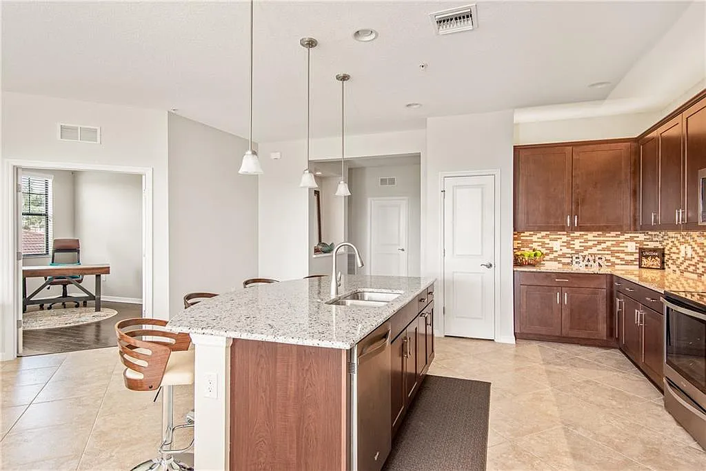 3 bed, 2.0 bath, 2215 sqft, $7,200 — Photo 3