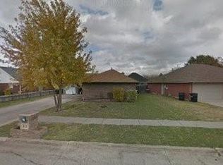 917 NW 15th St, Moore, OK 73160