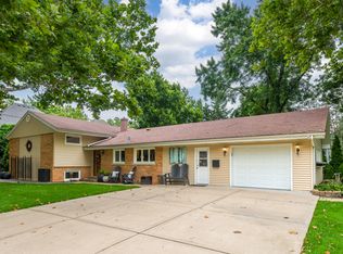 220 E Hillside Rd, Naperville, IL 60540