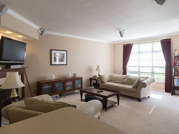 2nd image of 3121 Primrose Ln
