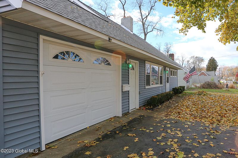 4th image of 1090 DeForest Street