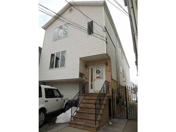 64 Rome St photo 1