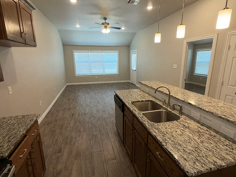 826 United Dr — Photo 8