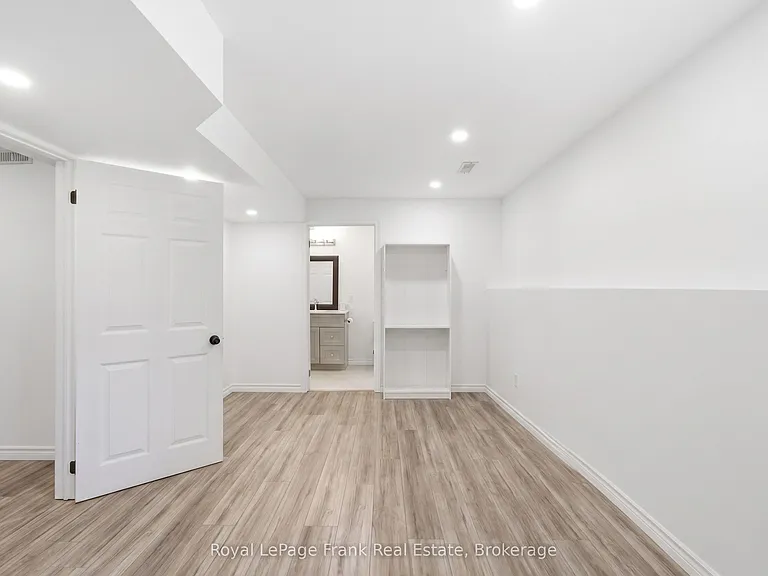 26 Fallingbrook Cres — Photo 34