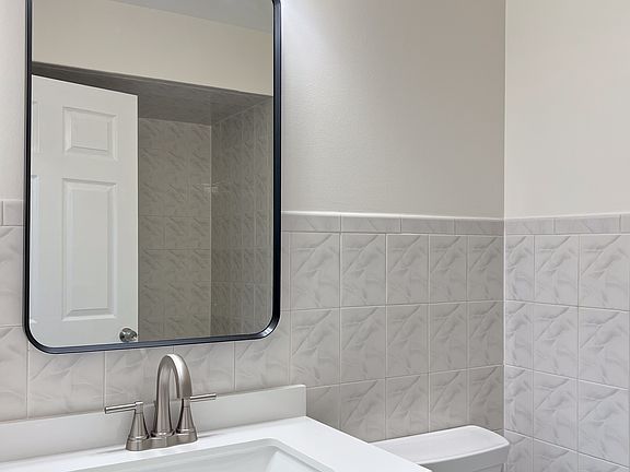 Common Full Bathroom