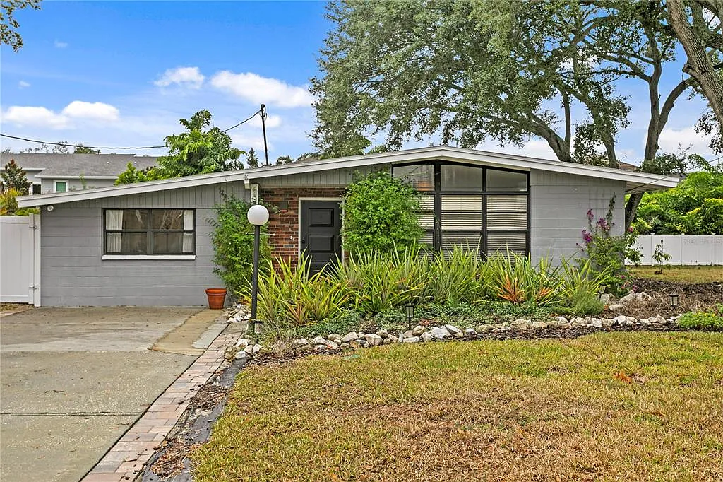 3 bed, 2.0 bath, 1475 sqft, $4,600 — Photo 2
