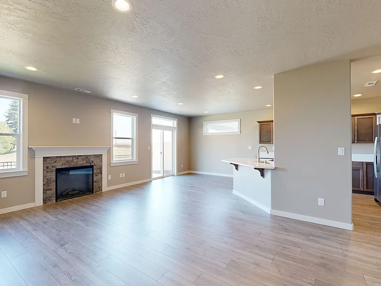 1189 Ava St — Photo 4