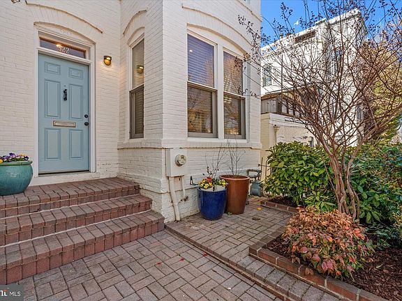 2nd image of 522 6th St NE