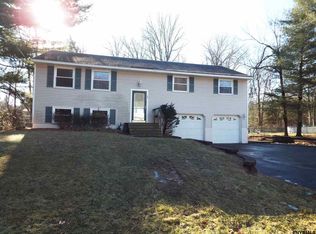 14 Cambridge Dr, Halfmoon, NY 12065