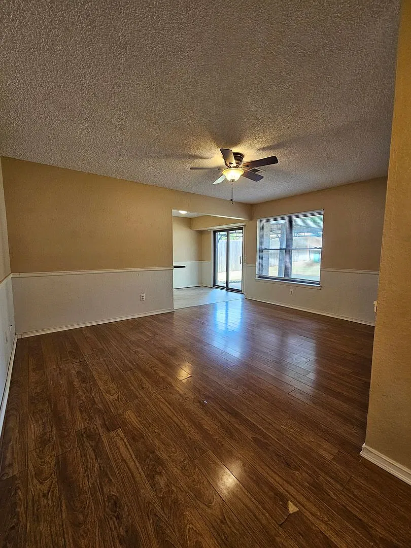 (3) Bed/(2) Bath in Eagle Cliff Addition! Pets Negotiable! — Photo 3