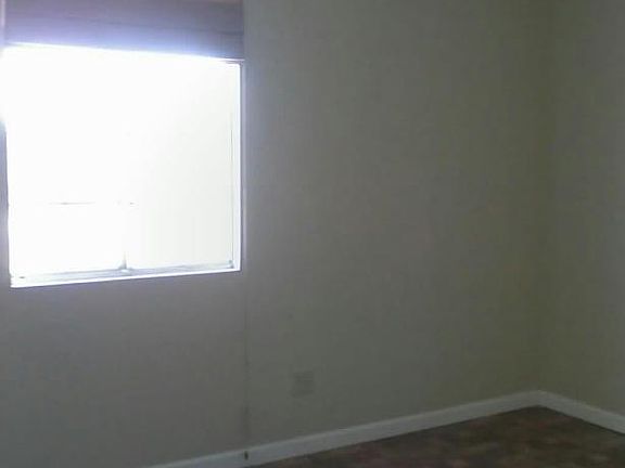 4th image of 7618 W Clarendon Ave