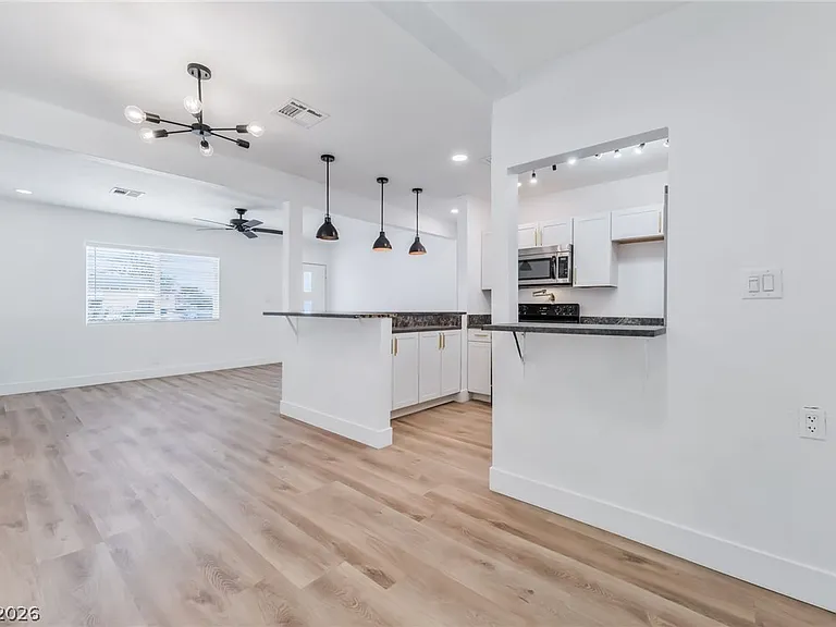 1610 E Ogden Ave — Photo 10