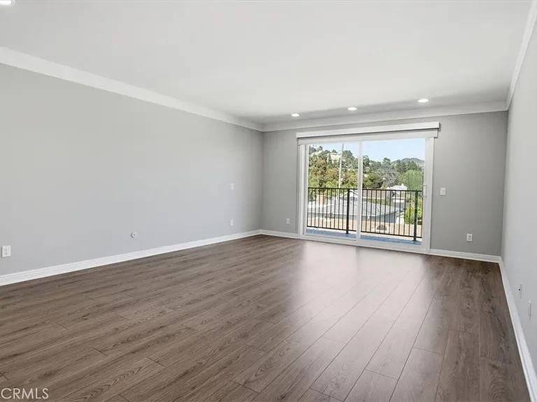 321 E Stocker St #301 — Photo 9