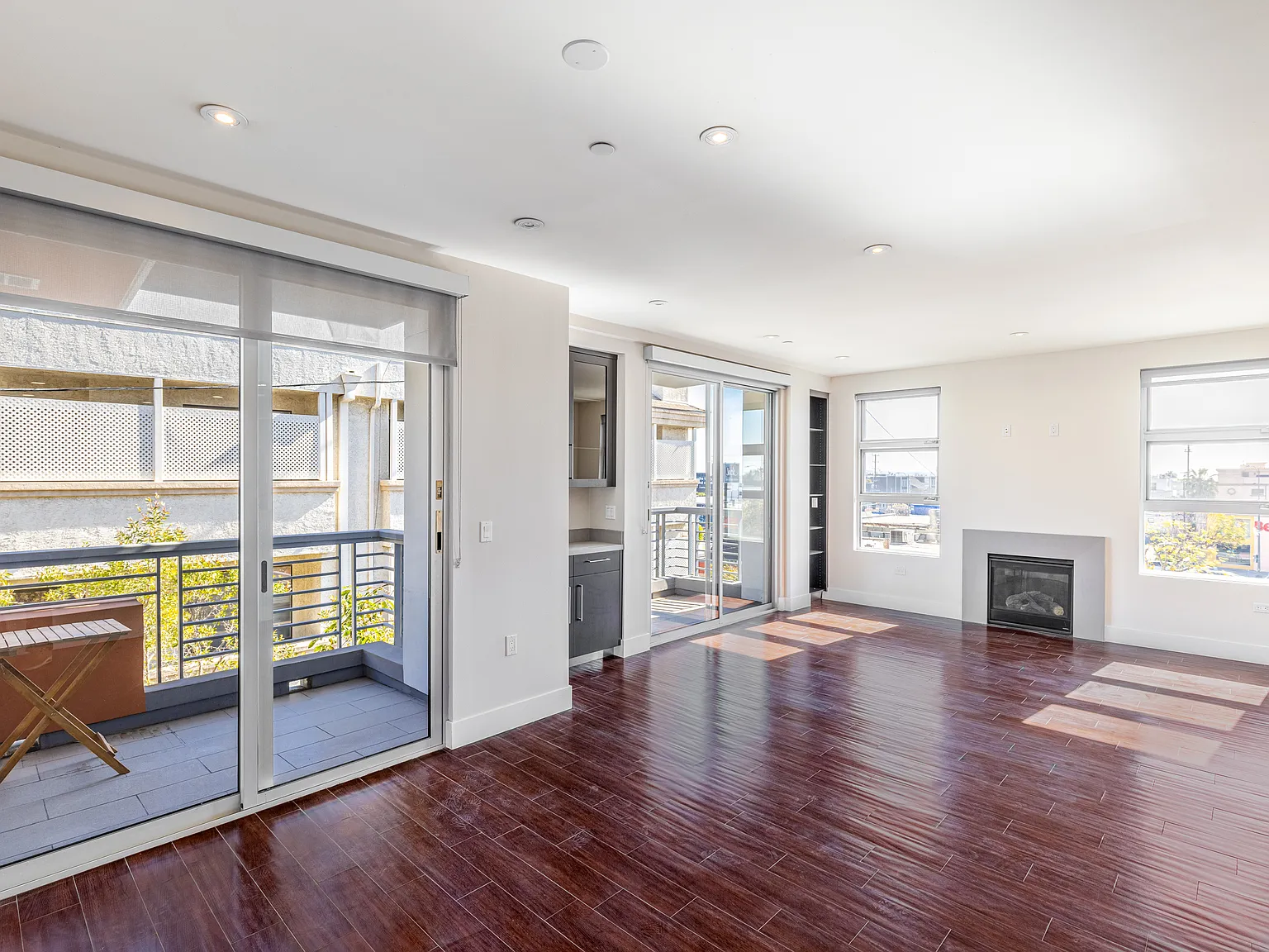 3 bed, 2.5 bath, 1824 sqft, $5,600 — Photo 2