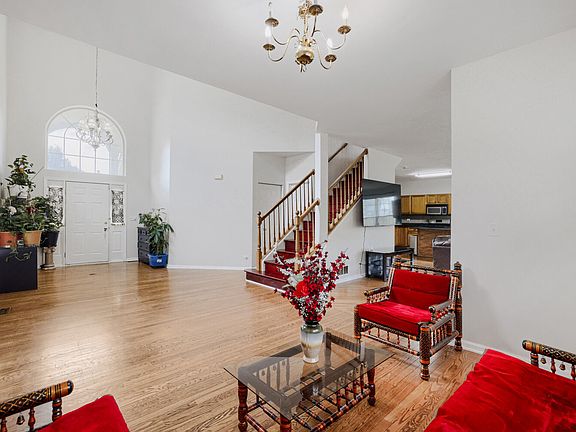 3rd image of 16 Clover Cir