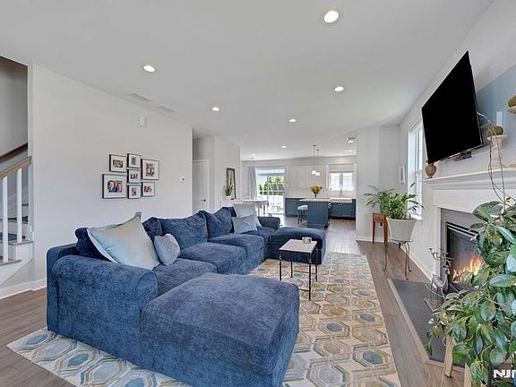 4th image of 10 Bares Ct