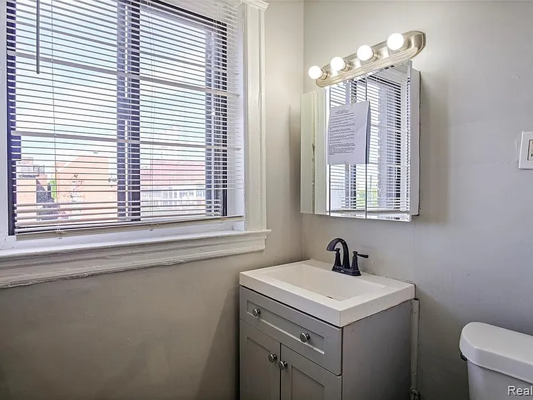 68 E Willis St #10 — Photo 9
