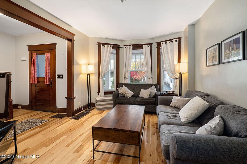 3rd image of 7 Mapleridge Avenue