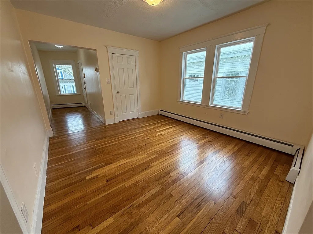 3 bed, 1.0 bath, 1200 sqft, $3,400 — Photo 4