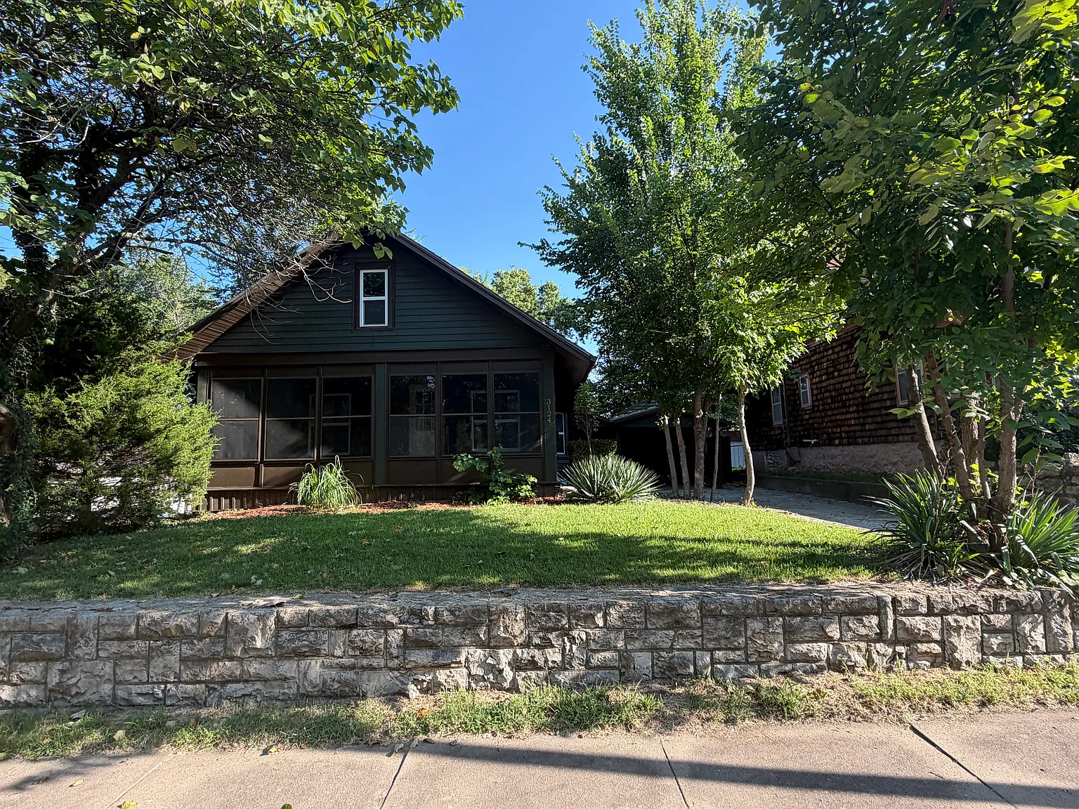 4 bed, 1000 sqft, $2,100 — Photo 1