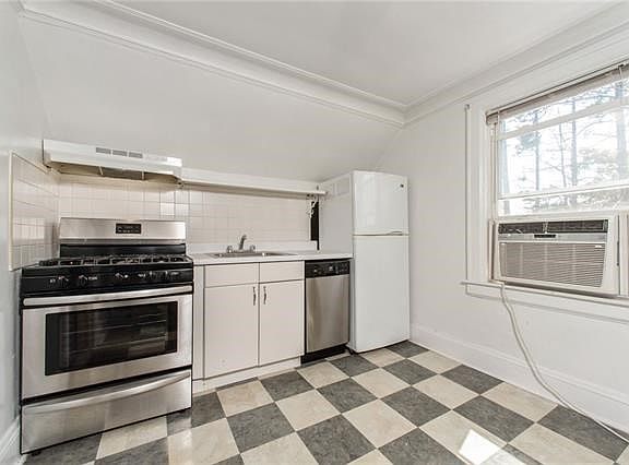 Eat in Kitchen with dishwasher.