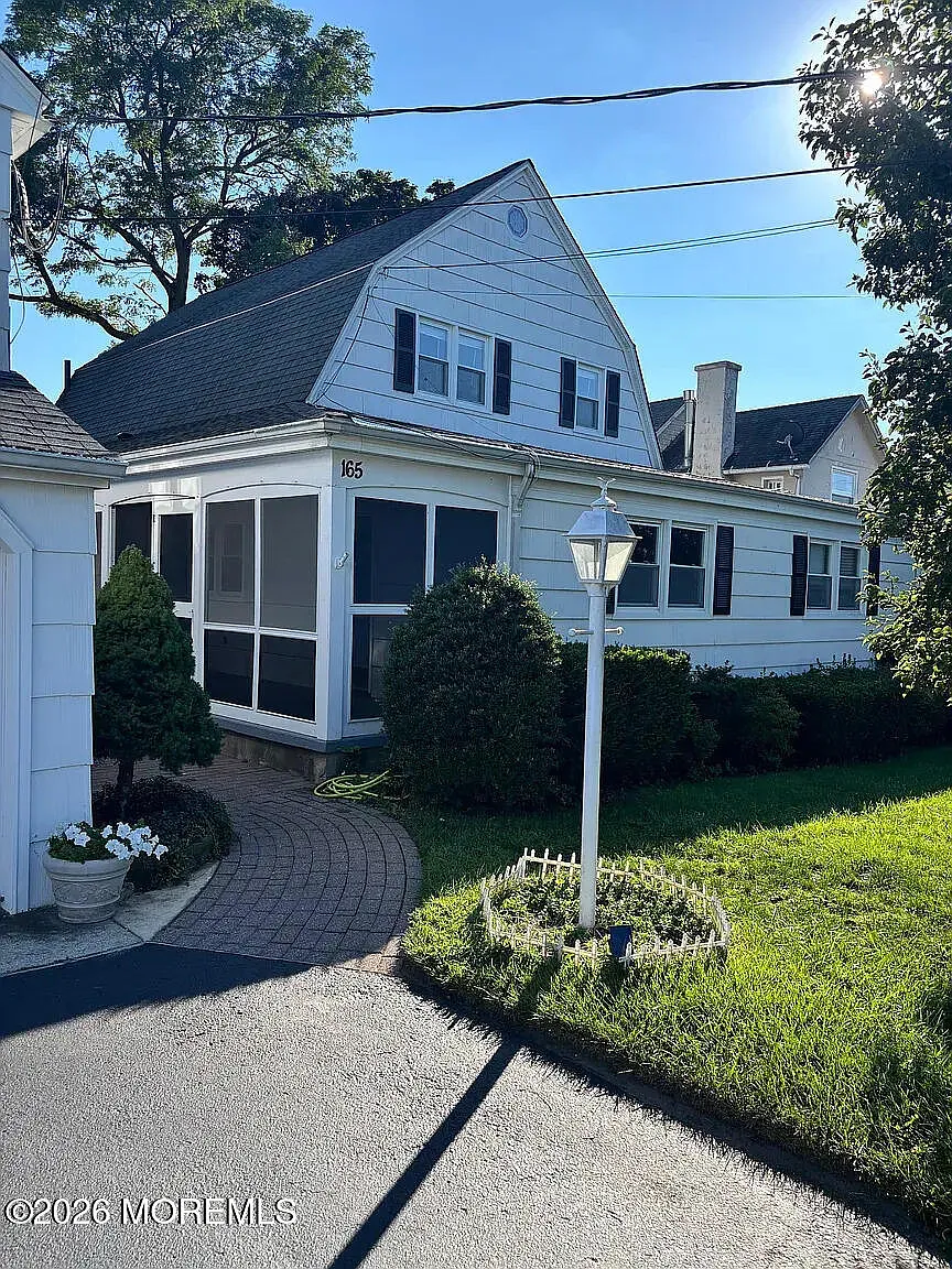 3 bed, $4,300 — Photo 1