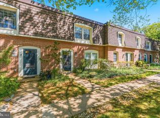 8220 Carrleigh Pkwy #11, Springfield, VA 22152