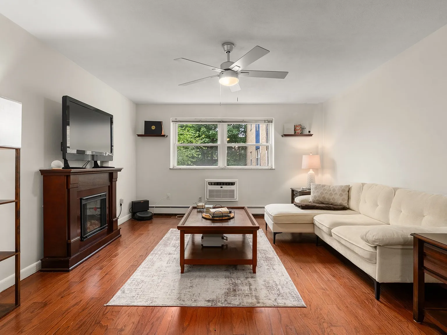 1 bed, 1.0 bath, 670 sqft, $2,400 — Photo 4