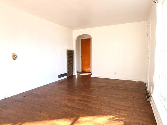 4th image of 22 Pioneer Ave