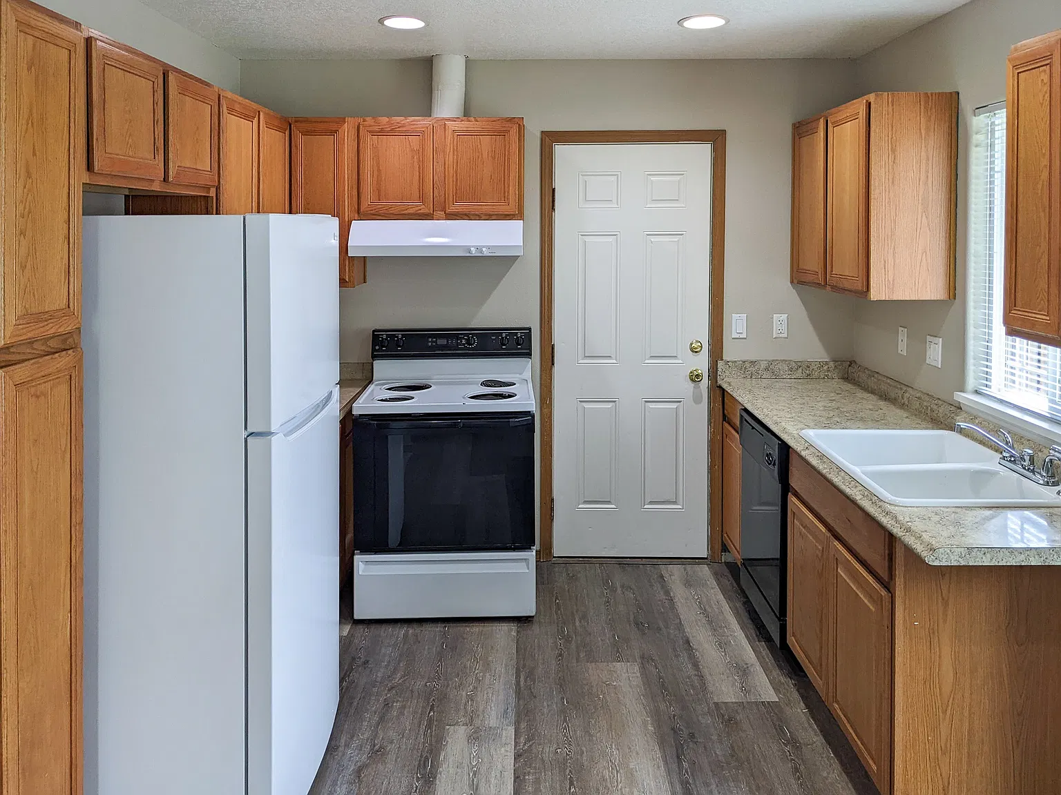 3 bed, 1.5 bath, 1172 sqft, $1,795 — Photo 2