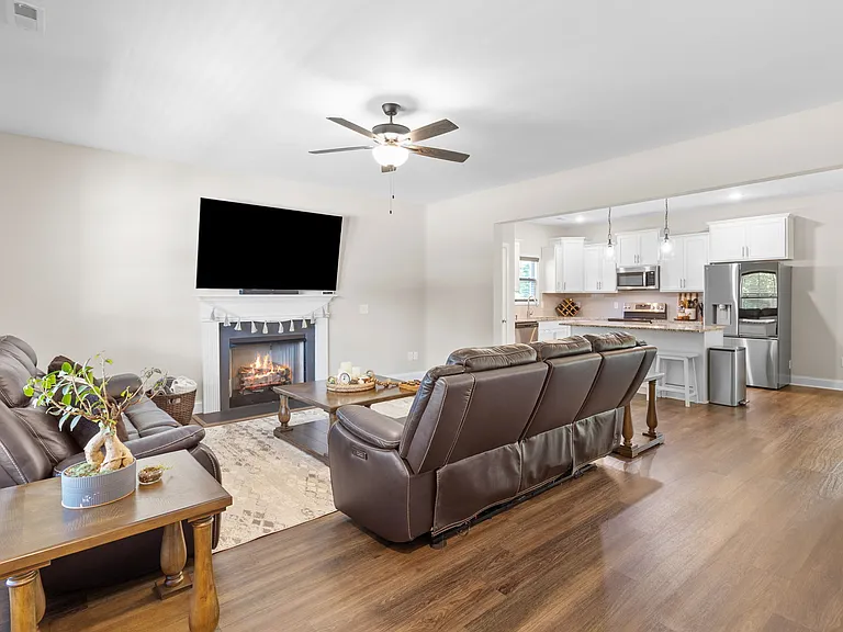 60 Melvill Ln — Photo 6