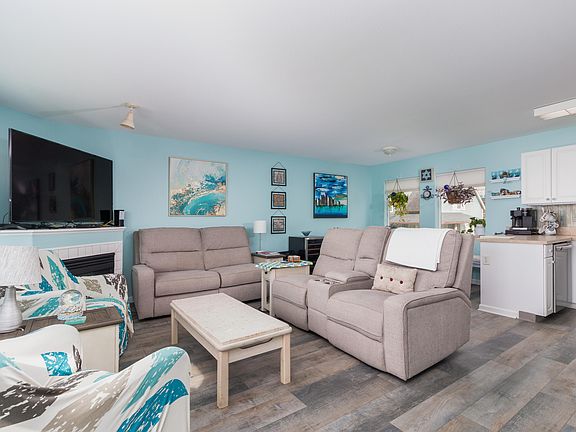 3rd image of 2209 SW Coast Ave