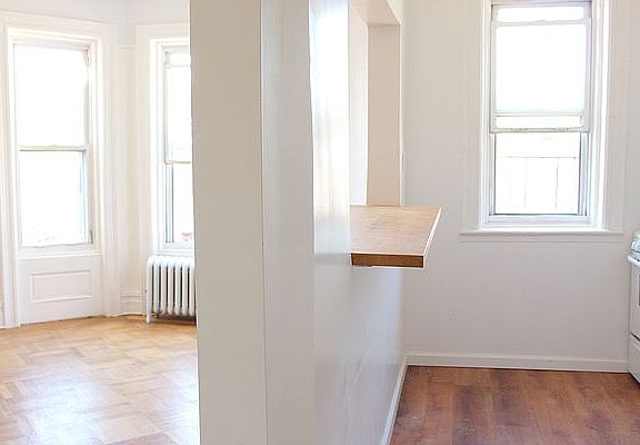 3rd image of 927 Lincoln Pl #2
