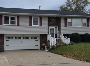 1145 N 14th St, Clinton, IA 52732