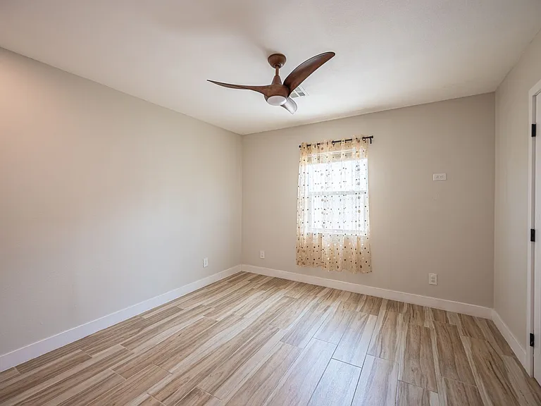 330 E Country Club Dr — Photo 71