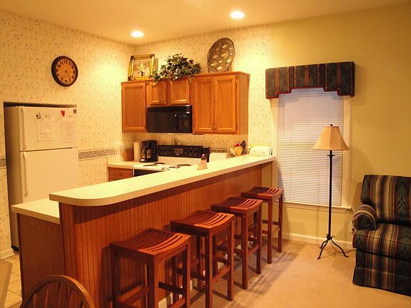 Lower Villa - breakfast bar