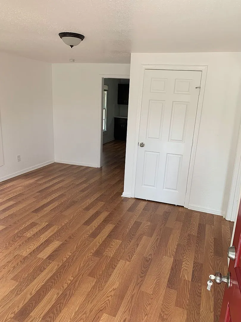 2585 Orange Ave — Photo 2