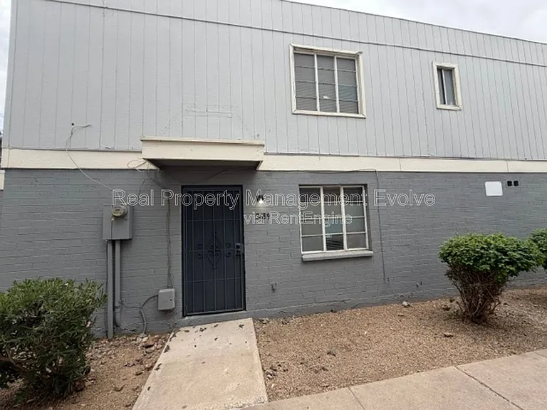 2689 W Ocotillo Rd — Photo 3