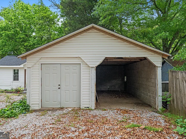 734 W College St — Photo 3