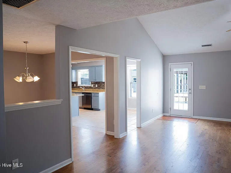 1006 Sheffield Dr — Photo 5