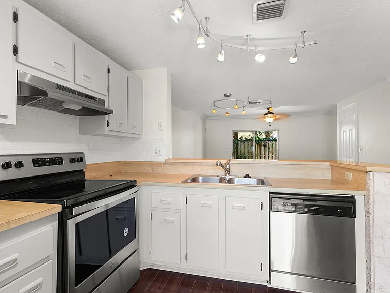 2521 NE 15th St — Photo 9