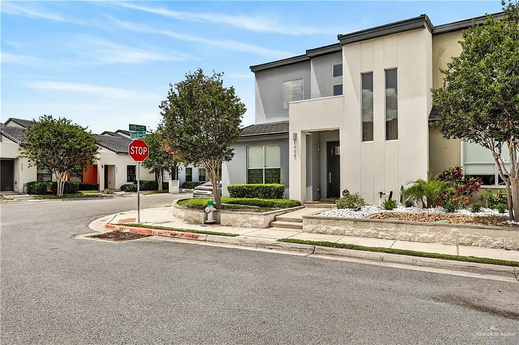 3 bed, 3.5 bath, 2524 sqft, $2,500 — Photo 3
