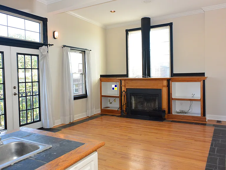 319 E Cross St — Photo 16