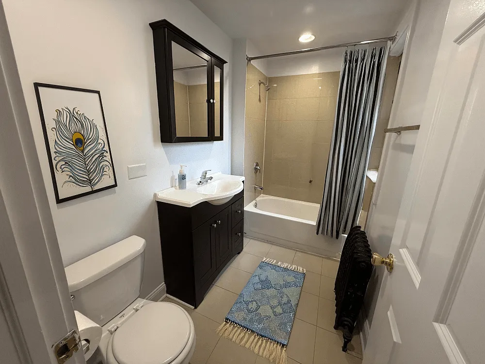 Renaissance - 901 W Argyle St — Photo 4