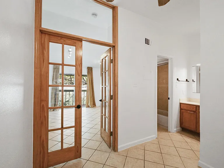 2110 Kinney Ave — Photo 6